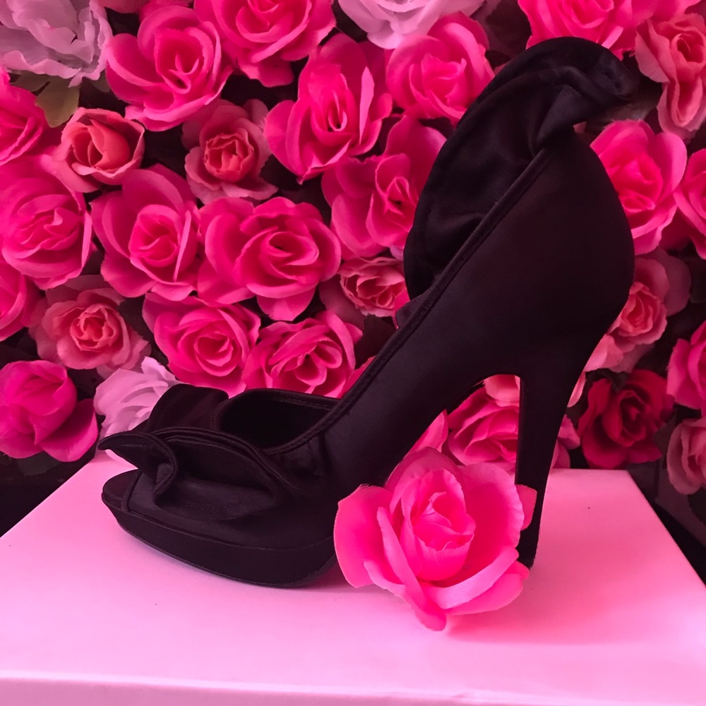 Black Peep Toe Pump ( RUFFLES )